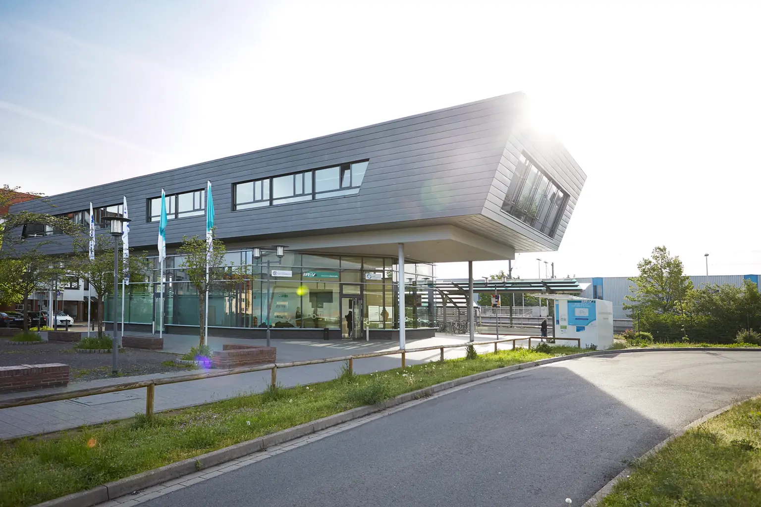 Futuristische Architektur der RMV-Mobilitätszentrale mit einer weit auskragenden, metallisch verkleideten Obergeschoss-Konstruktion.
